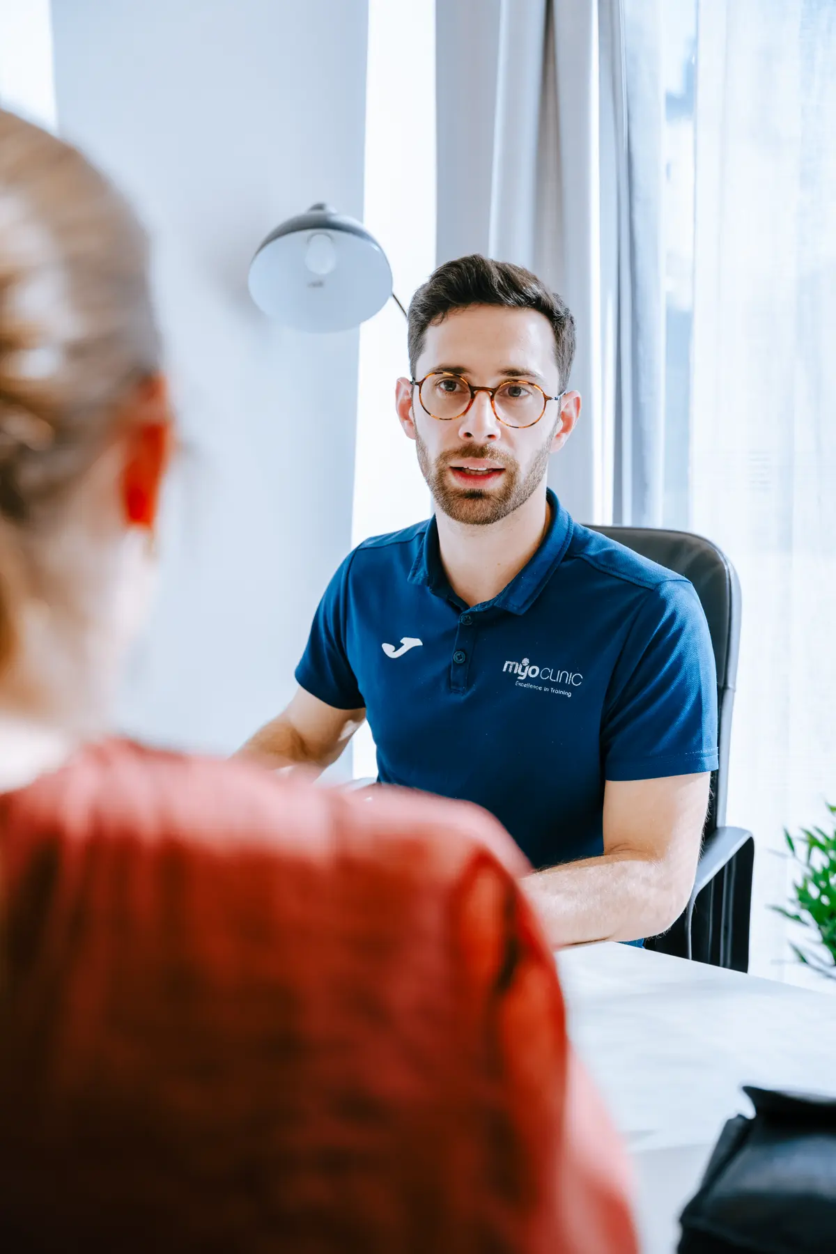 Especialista Myo em consulta com um utente