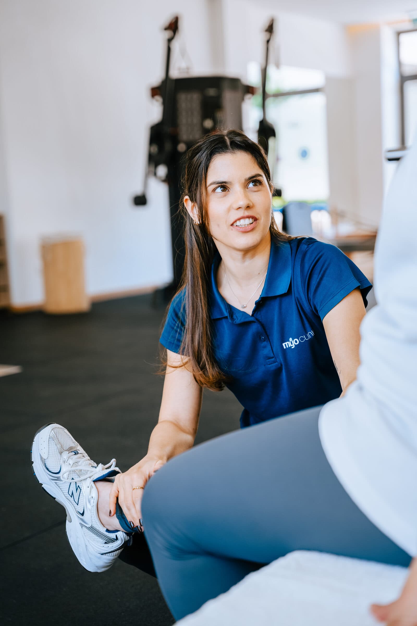 Especialista Myo a acompanhar um cliente durante o exercício