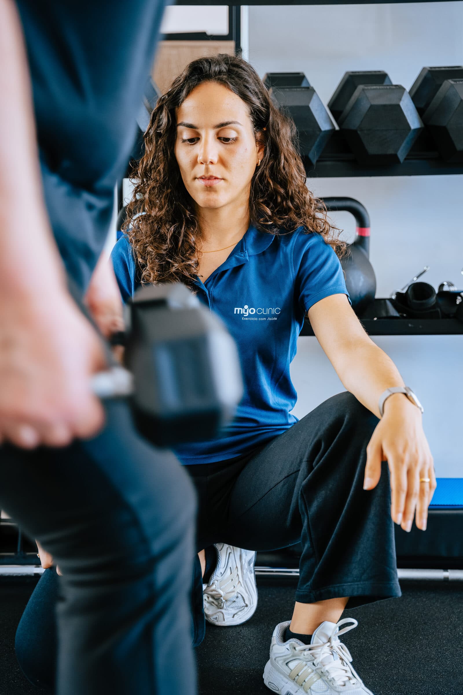 Especialista Myo Clinic a acompanhar um exercício de carga progressiva